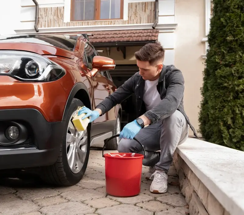 Lavage auto à domicile Lambruisse : professionnel intervenant sur un véhicule